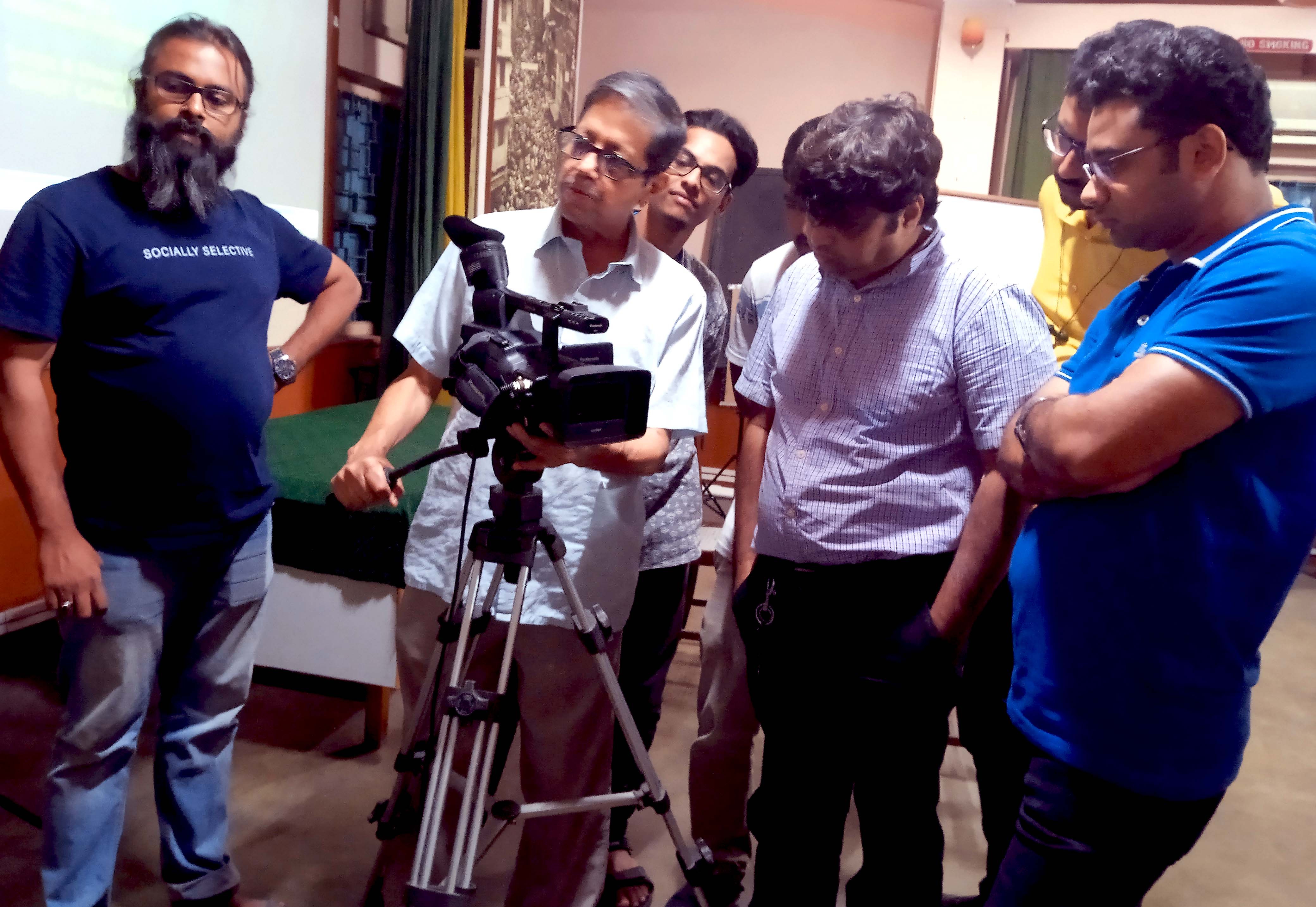 Chitrabani’s Initiation to Digital Moviemaking 2023 started on 21 September 2023. Seen in the picture is Ashijit Ganguli, renowned cinematographer taking class on camera operations. He has been associated with Chitrabani for over 25 years. He is an alumni of FTII, and a faculty member. An ex-producer at EMMRC, Kolkata and a prof of Electronic Cinematography with 35+ years of experience in teaching Cinematography. 